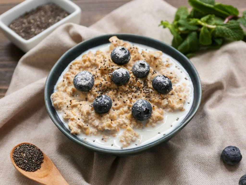 Agregar chía a la avena mejora su perfil nutricional, aportando grasas saludables, minerales y mayor sensación de energía sostenida.