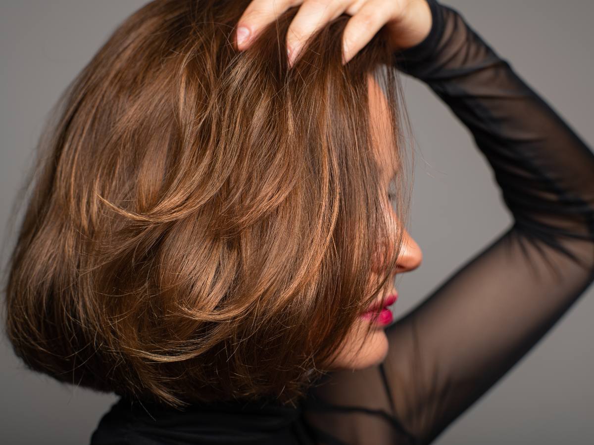 Cabello con movimiento, brillo natural y un corte que acompaña el ritmo diario: en 2026, la elegancia se redefine desde la naturalidad y el estilo personal.