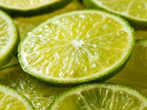 Agua con limón: beneficios reales y riesgos según expertos
