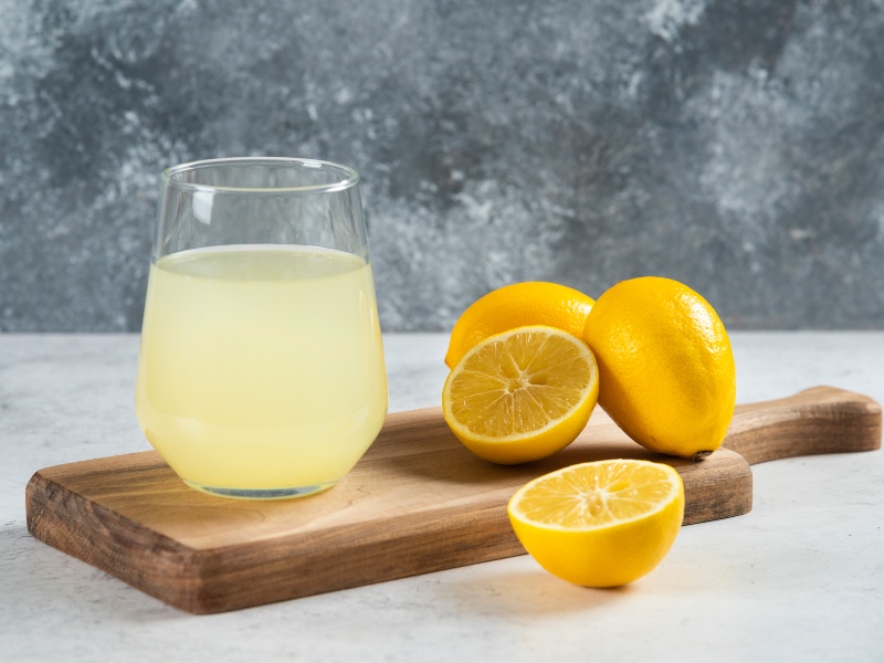 El jugo de limón aporta vitamina C y antioxidantes que apoyan funciones clave del organismo.