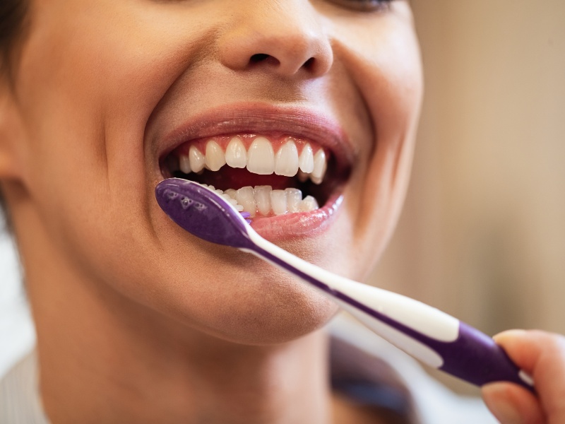 Aunque tiene beneficios, el ácido del limón puede afectar el esmalte dental si no se consume con cuidado.