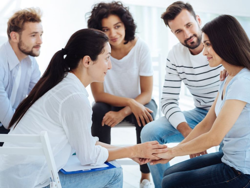 Hablar de depresión en espacios seguros reduce el estigma y recuerda que pedir apoyo no es debilidad, sino un paso clave hacia el bienestar emocional.