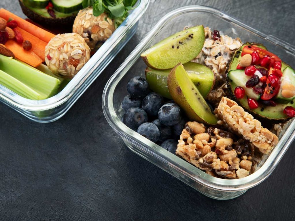 Envases de vidrio con tapa hermética conservan mejor tus desayunos y son ideales para transportar alimentos frescos, sin derrames ni pérdida de textura.