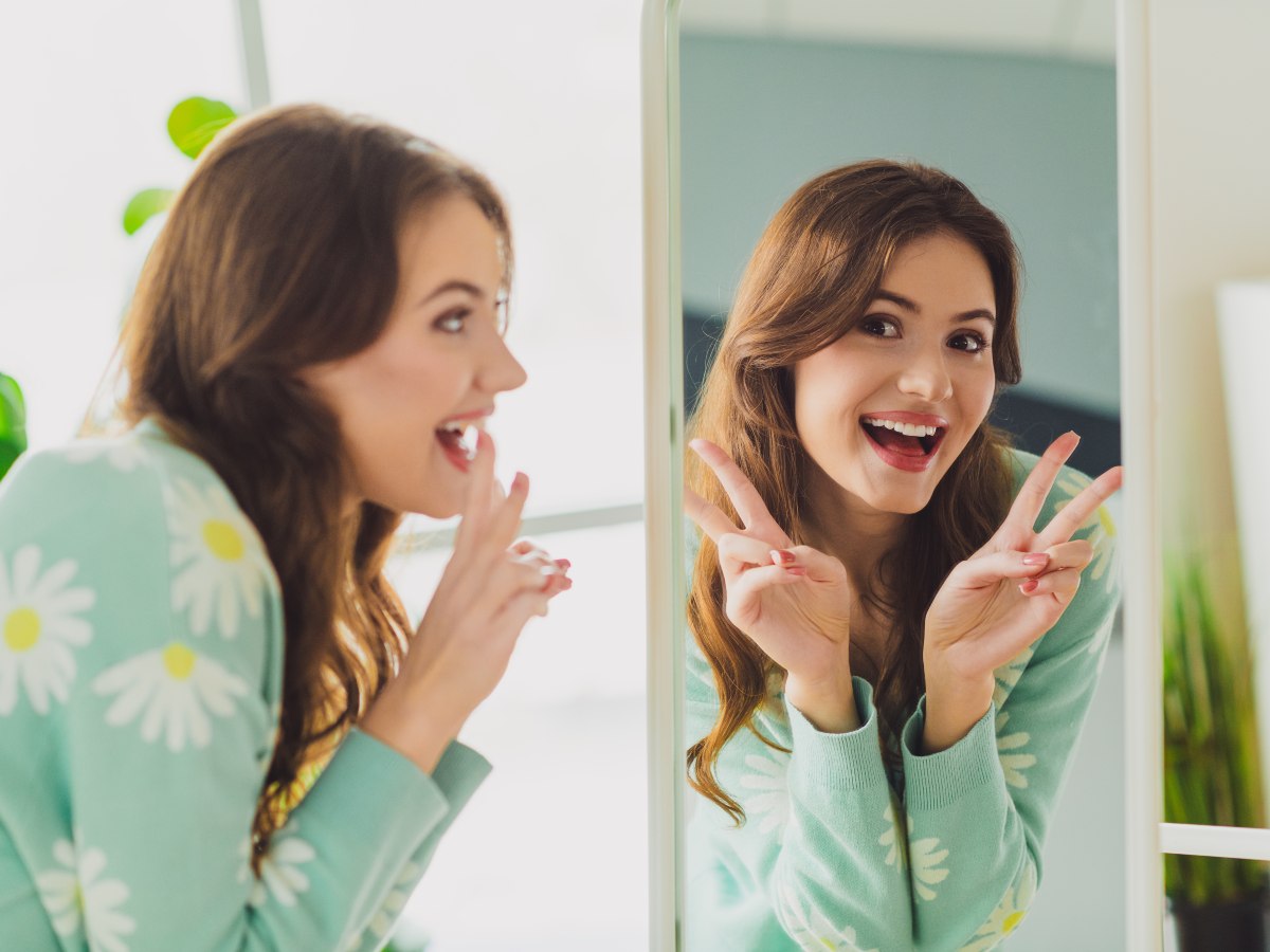 La forma en que te hablás frente al espejo influye en tu autoestima y motivación. Una voz interna amable puede convertirse en tu mejor aliada.