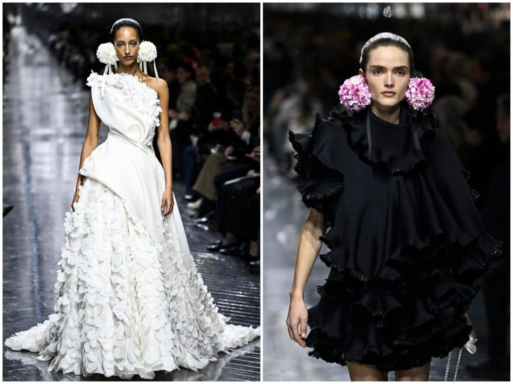 Dos modelos, incluida la danesa Mona Tougaard, desfilan creaciones de Dior en la Alta Costura primavera/verano 2026, durante la Semana de la Moda de París.