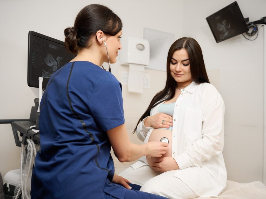 Tratar la deficiencia de hierro en el embarazo ayuda a reducir la fatiga materna y mejora las reservas de hierro en los recién nacidos.