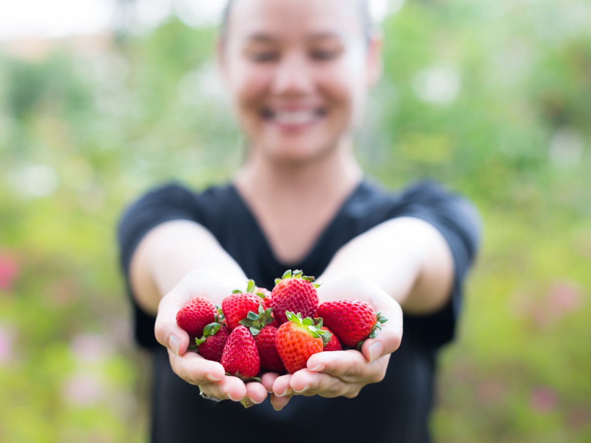 Incluir frutas ricas en antioxidantes como las fresas puede ayudar a proteger tus células y retrasar el envejecimiento desde adentro.