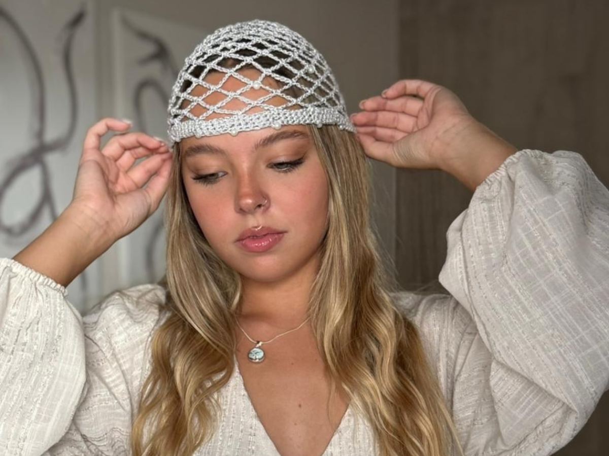 Casquette de crochet: el accesorio artesanal que une nostalgia, estilo y tendencia, y transforma cualquier look con textura, historia y personalidad en clave contemporánea.