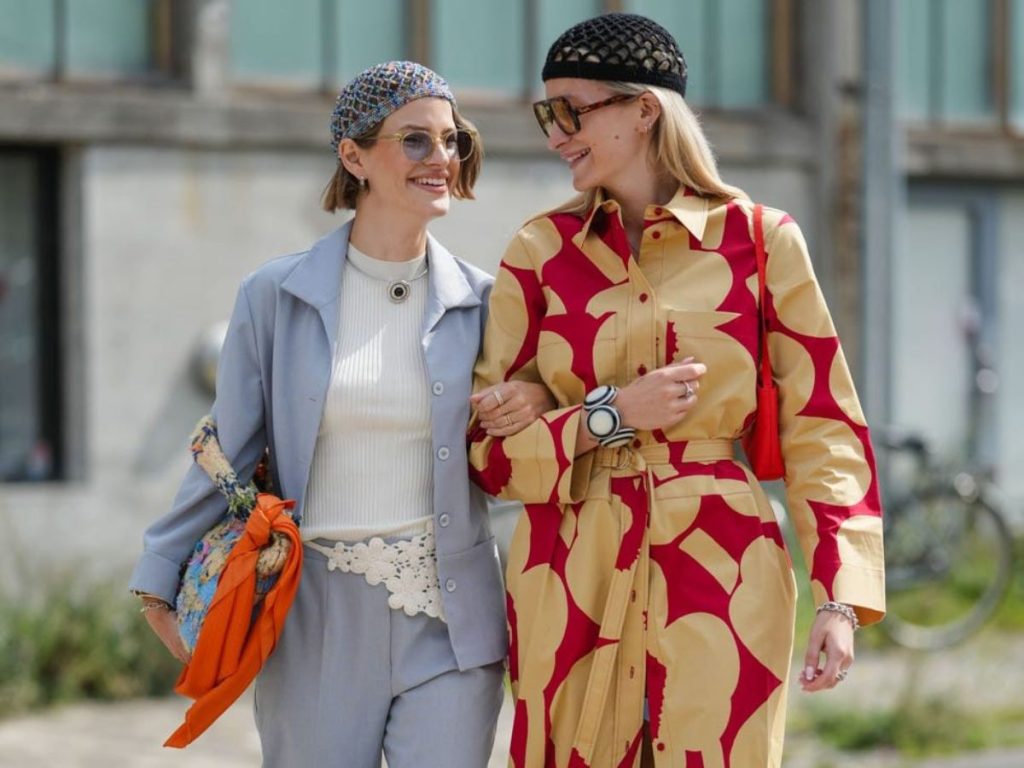 La casquette de crochet se instaló en la Copenhagen Fashion Week 2025 como símbolo de estilo personal, artesanía moderna y street style con actitud.