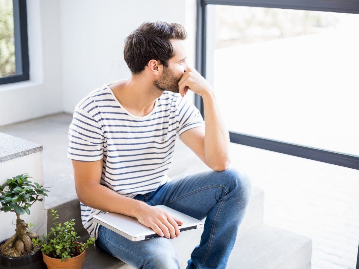 Celebrar el Día Mundial del Introvertido también es mirar por la ventana sin prisa y disfrutar del propio silencio sin culpa.