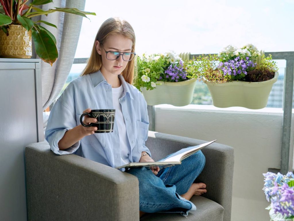 Un café, un libro y cero planes. A veces, la mejor forma de socializar es con uno mismo.