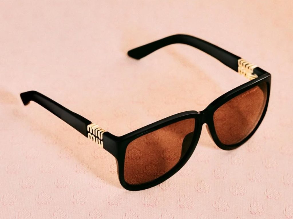 Lentes de formas angulares y diseño marcado se imponen en 2026 como piezas clave: funcionales, expresivos y capaces de definir por completo el look.