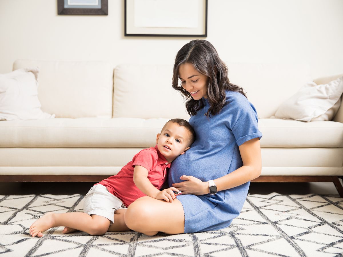 Incluir al hermano mayor en la preparación para la llegada del bebé fortalece su autoestima y lo ayuda a sentirse parte esencial de la transformación familiar.