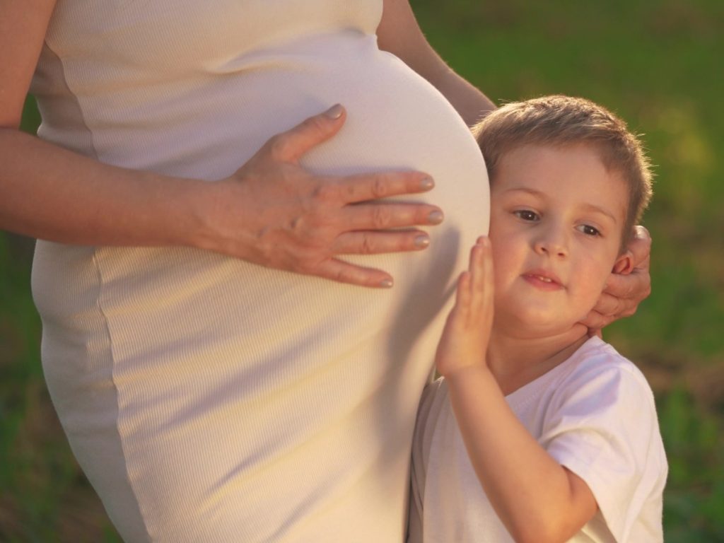 Acompañar con empatía al hijo mayor refuerza su seguridad emocional y crea un vínculo sano con el nuevo integrante de la familia.