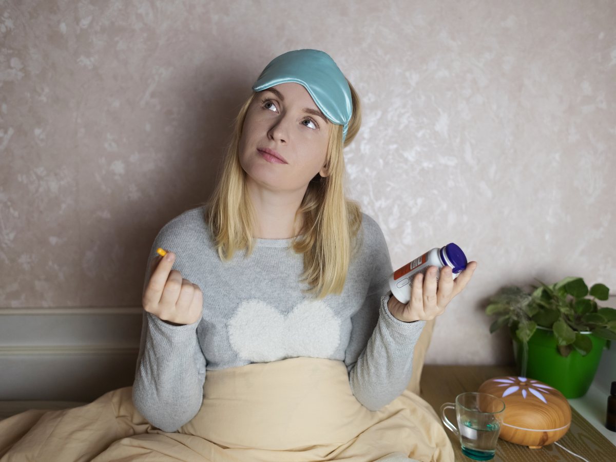 Suplementos de melatonina pueden ser útiles a corto plazo, pero su uso prolongado sin control médico podría traer efectos secundarios no deseados.