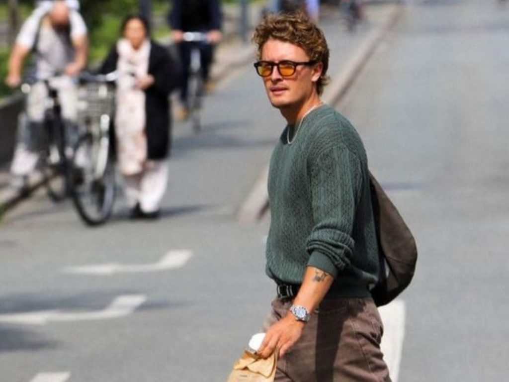 El punto y la lana regresan con fuerza al guardarropa masculino, combinados con sastrería moderna y cortes relajados. Fotografía/ Pinterest