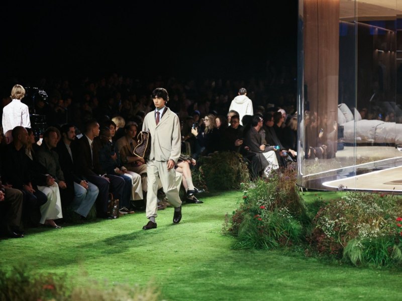 modelo presenta una creación para la colección de prêt-à-porter masculina de Louis Vuitton Otoño-Invierno 2026/2027.