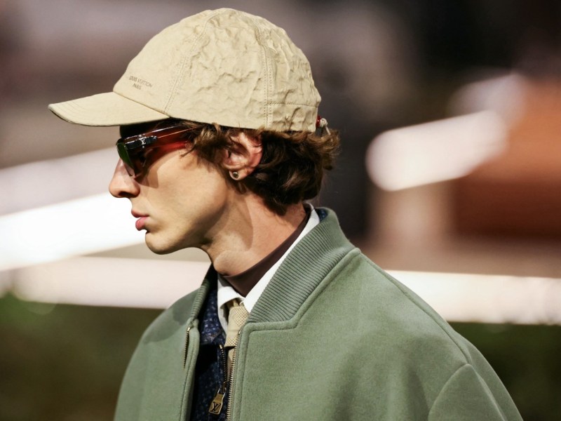 modelo presenta una gorra de la colección de prêt-à-porter masculina de Louis Vuitton Otoño-Invierno 2026/2027, en el marco de la Semana de la Moda de París.