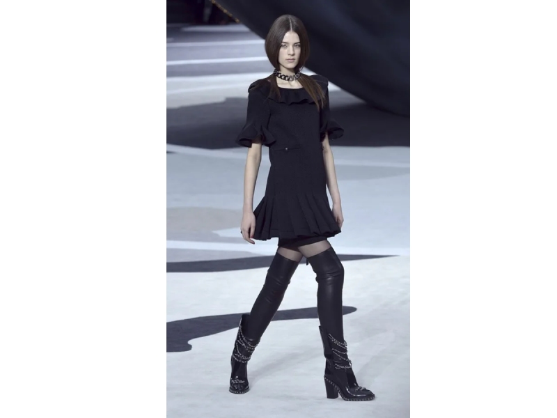 Foto de archivo tomada el 05/03/2013 de una modelo con un diseño del alemán Karl Lagerfeld.