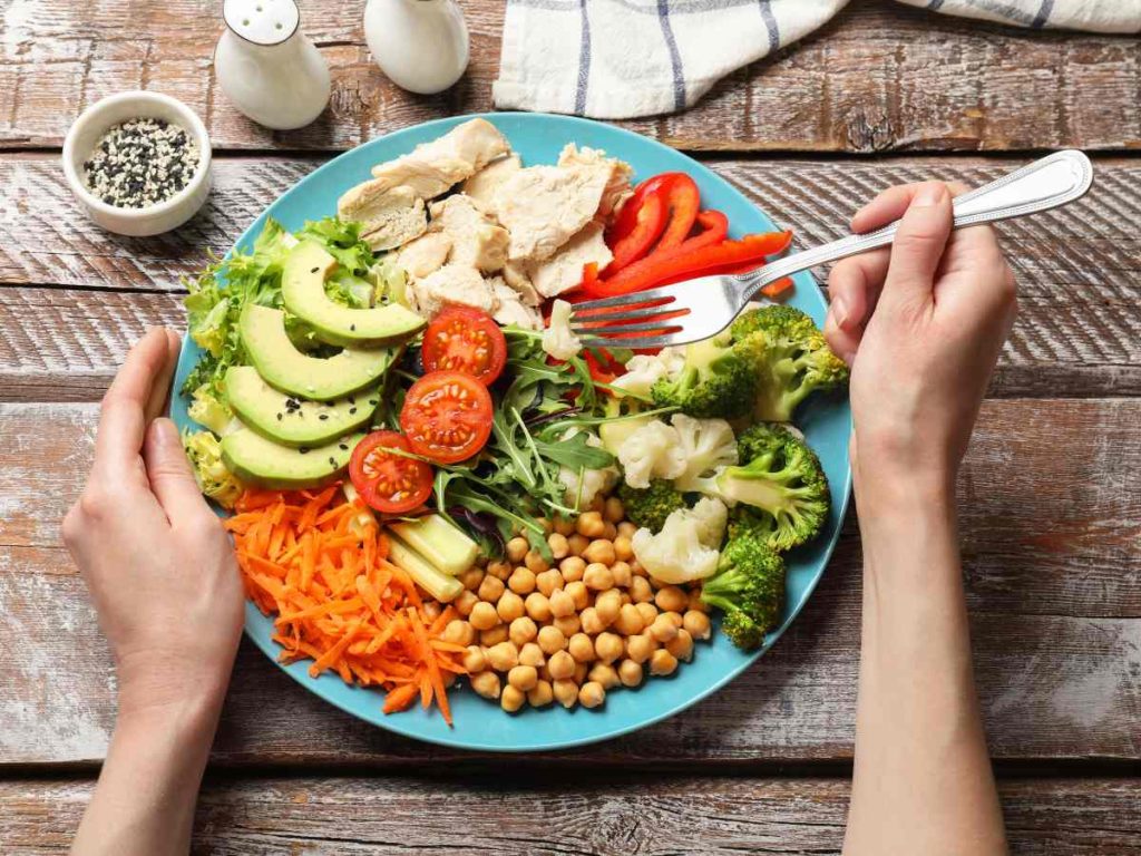 Comer mejor comienza con decisiones simples: más vegetales, proteínas y grasas saludables en cada plato.