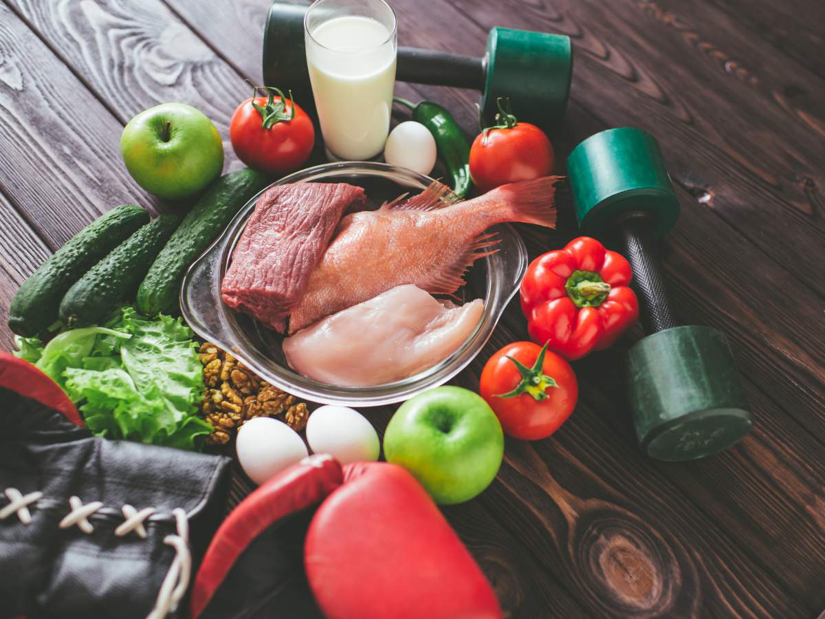 Una alimentación equilibrada, rica en proteínas, vegetales y frutas, es clave para mejorar el rendimiento físico y la salud integral.