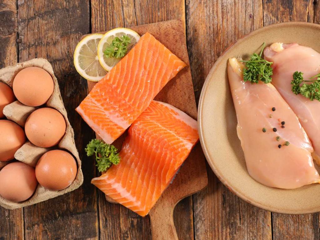 Incluí proteínas magras como huevo, pollo o pescado para una lonchera que realmente te sostenga durante el día.