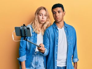 Entre la vulnerabilidad y la validación digital, el sadfishing refleja cómo las emociones también buscan respuesta en redes sociales.