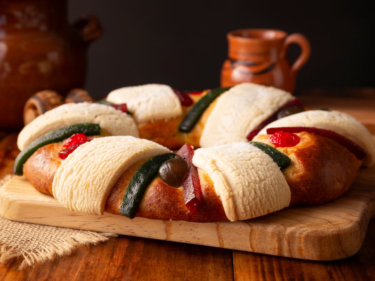 Partir la Rosca de Reyes es una tradición que une generaciones y simboliza el cierre de las celebraciones navideñas en familia o con amigos.