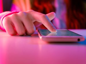 El gesto de deslizar sin pausa resume el nuevo consumo digital, donde la atención se fragmenta y el tiempo frente a la pantalla se vuelve continuo.