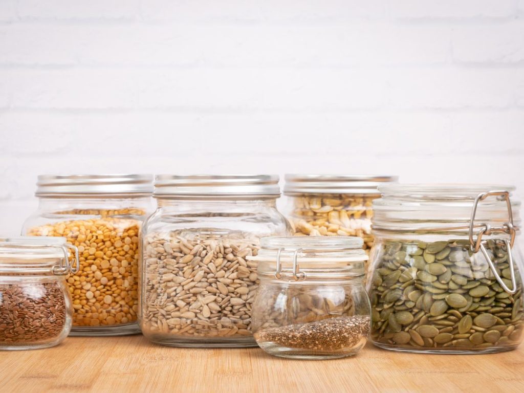 Conservar las semillas en frascos herméticos y en lugares frescos es clave para mantener sus nutrientes y sabor por más tiempo.