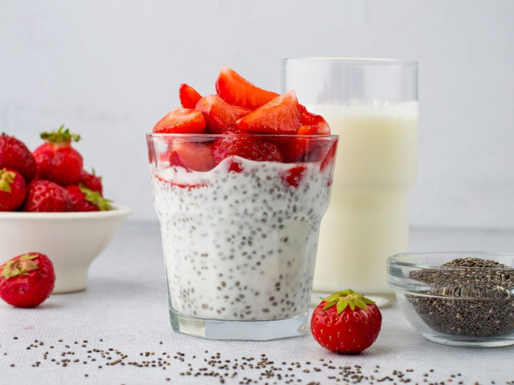 La chía remojada aporta saciedad, fibra y omega‑3. Combinala con frutas para un desayuno nutritivo y lleno de energía.