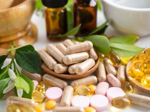 Consultar con un profesional antes de tomar suplementos es clave para evitar interacciones, sobredosis o productos sin respaldo científico.