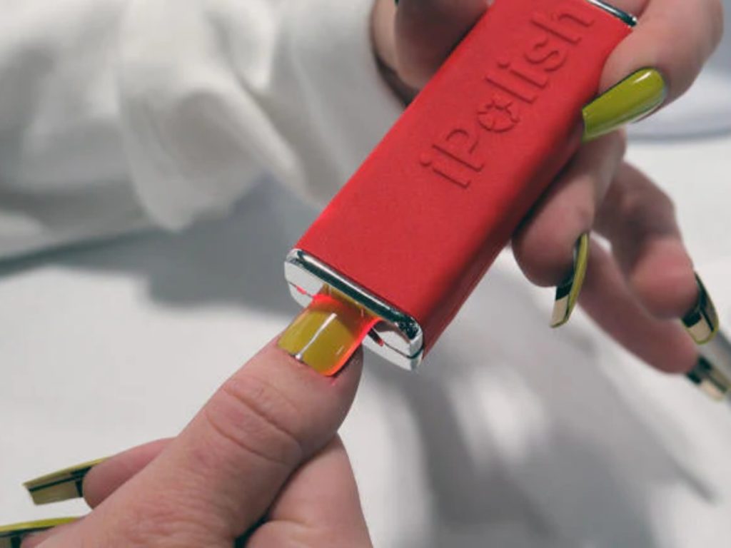 iPolish revoluciona la belleza con uñas postizas inteligentes que cambian de color al instante gracias a tecnología electrocrómica y control desde el celular.