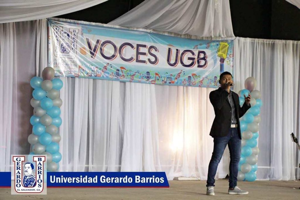 Durante su formación, César enfrentó pausas, cambios de carrera y desafíos económicos que logró superar con disciplina y apoyo académico.