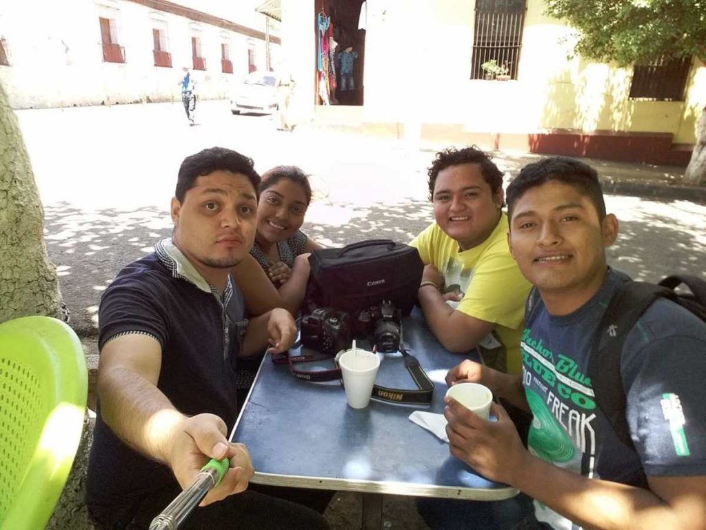 El joven profesional mantiene un fuerte vínculo con la UGB y asegura que su etapa universitaria fue clave para su crecimiento.