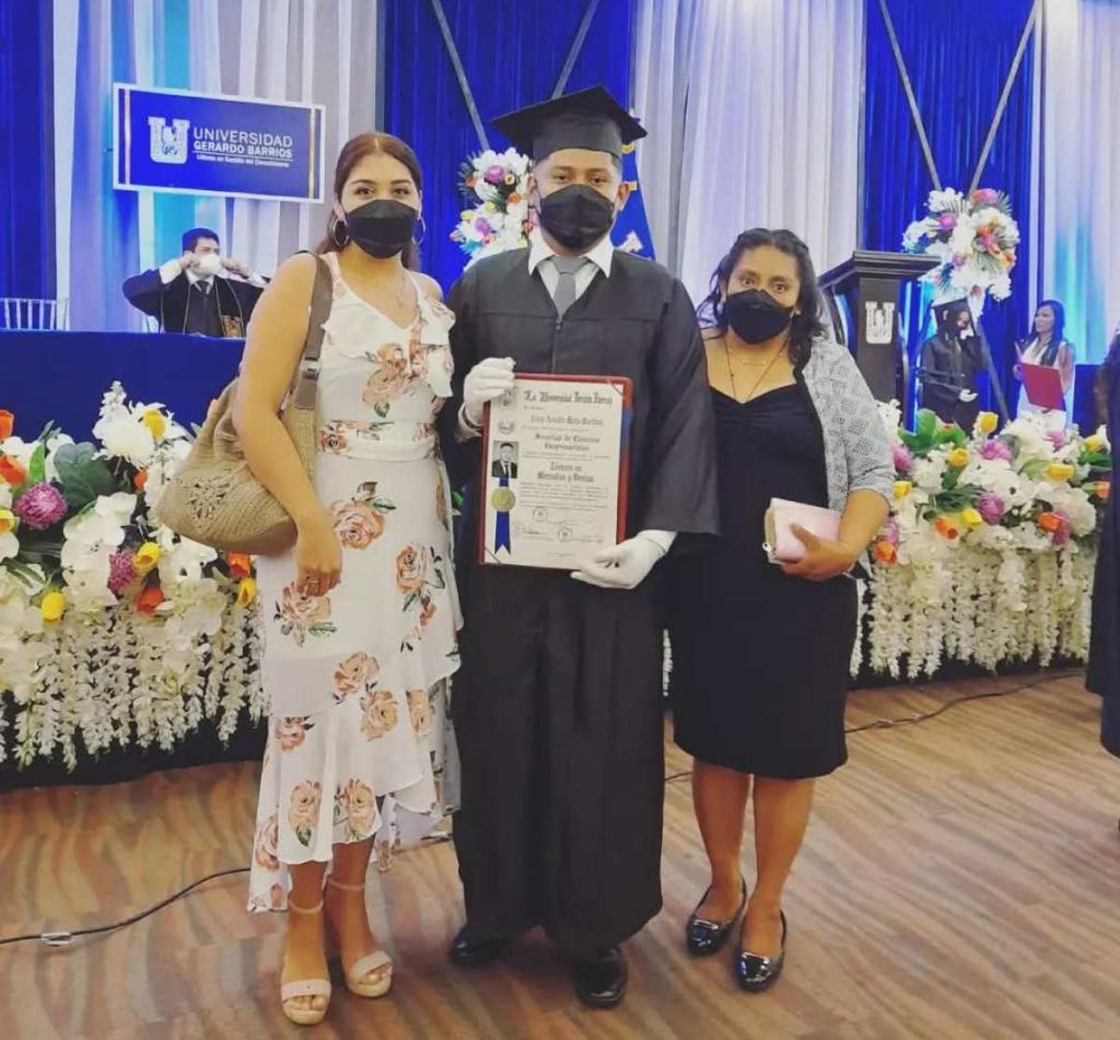 “La mejor estrategia para mi vida”, así describe César su experiencia como estudiante de la Universidad Gerardo Barrios.