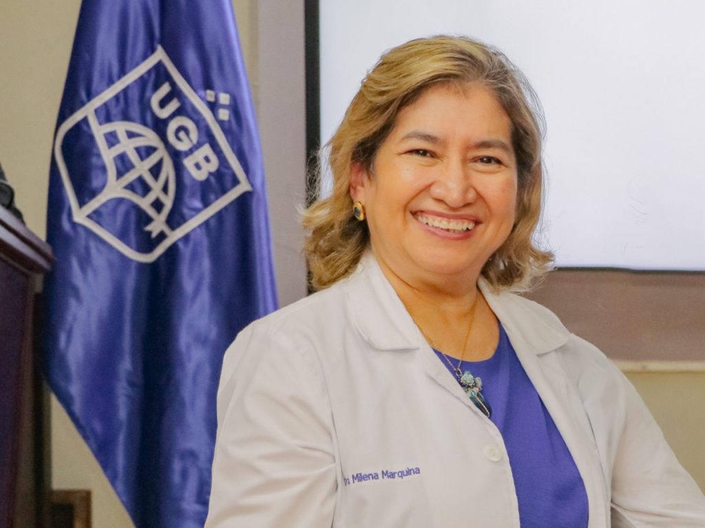 Rocío Quintanilla durante una jornada clínica, aplicando sus conocimientos con enfoque humano.