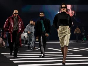 Modelos desfilan creaciones de Willy Chavarria durante la presentación de su colección masculina Otoño-Invierno 2026/2027 en la Semana de la Moda Masculina de París.