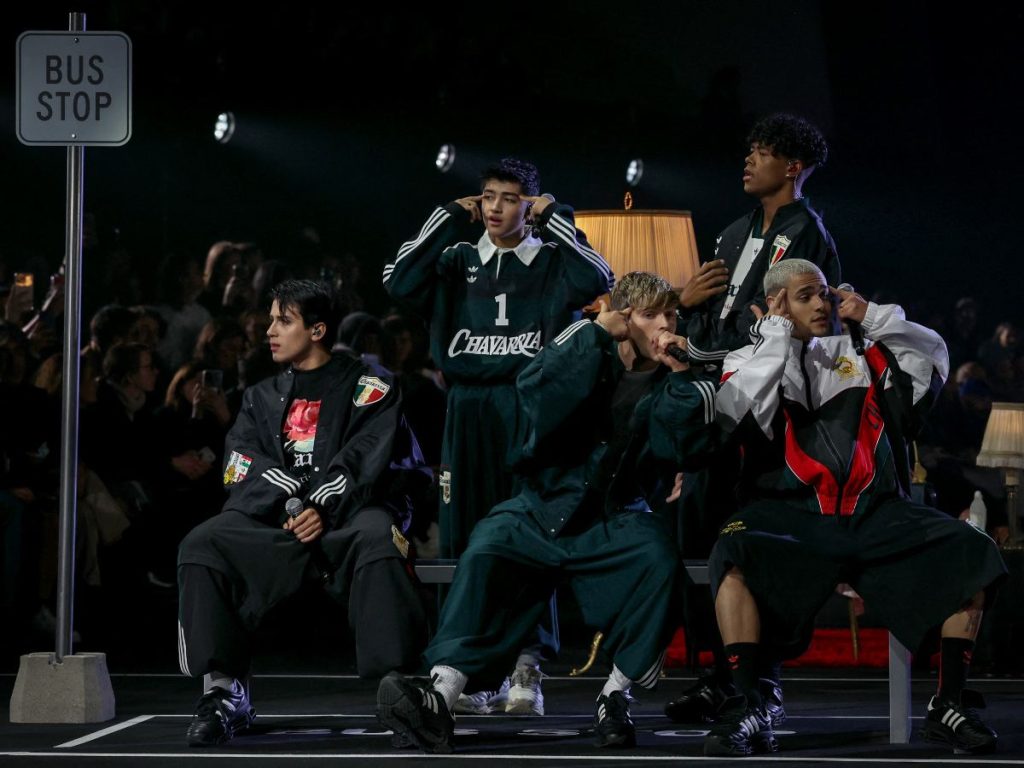 Modelos presentan diseños de Willy Chavarría durante el desfile de su colección masculina Otoño-Invierno 2026/2027 en la Semana de la Moda Masculina de París, el 23 de enero de 2026. 