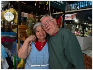 Don Arnulfo y doña Alicia en su puesto de frutas y verduras en la primera planta del mercado San Miguelito.