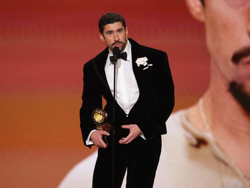 Bad Bunny recibe el Grammy a mejor álbum de música urbana durante la 68ª edición de los premios, celebrada en el Crypto.com Arena de Los Ángeles.