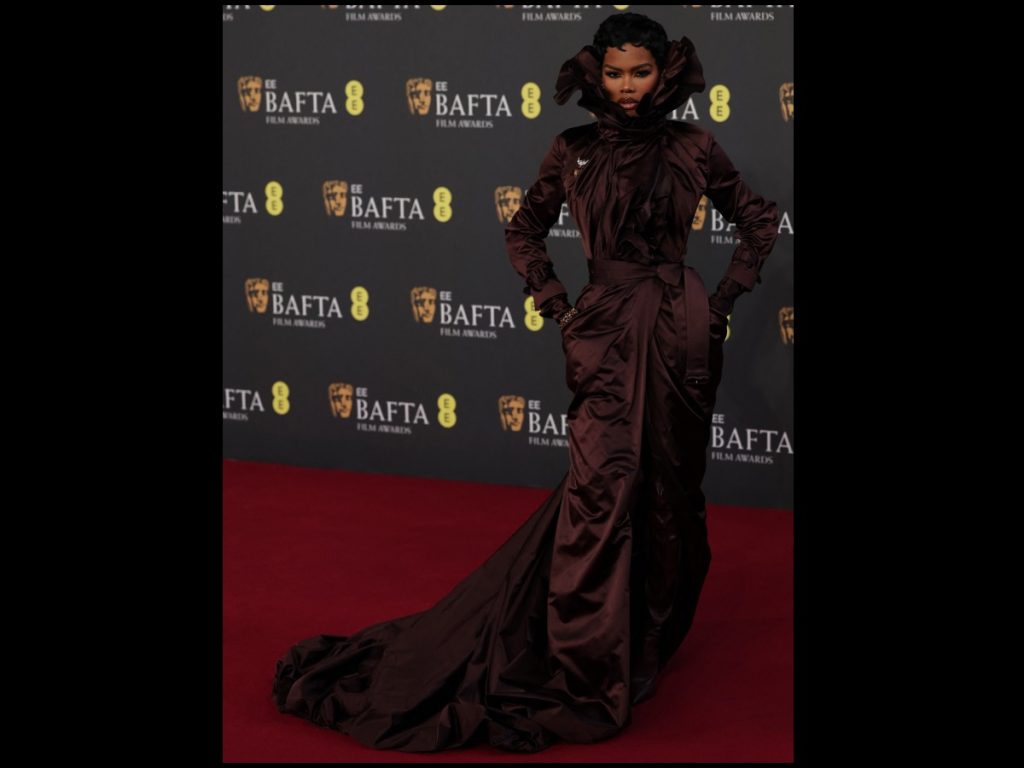 Teyana Taylor impacta en la alfombra roja de los BAFTA 2026 en Londres con un diseño de Burberry en tono borgoña oscuro y silueta dramática.