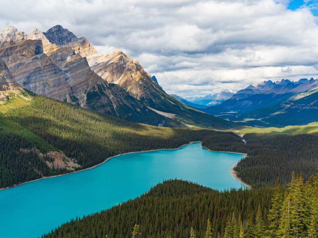 El Parque Nacional Banff, en Canadá, cautiva con lagos turquesa, montañas imponentes y experiencias alpinas que lo convierten en ícono mundial de naturaleza.