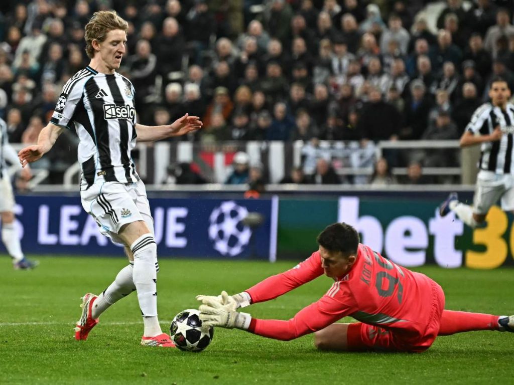 El portero polaco #99 del Qarabag, Mateusz Kochalski, atajó el balón a los pies del centrocampista inglés #10 del Newcastle United, Anthony Gordon (izq.), durante el partido de vuelta de la ronda eliminatoria de la Liga de Campeones de la UEFA entre el Newcastle United y el Qarabag en St James' Park en Newcastle-upon-Tyne, noreste de Inglaterra, el 24 de febrero de 2026. (Foto de Paul ELLIS / AFP)