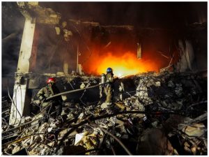 Un incendio estructural registrado en las instalaciones del ex Hotel Alameda, ubicado sobre la alameda Roosevelt en San Salvador. Fotos EDH: Cortesía Cuerpo de Bomberos.