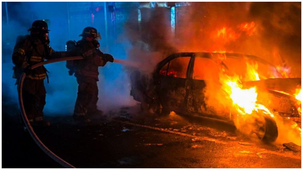 Incendio vehicular en el kilómetro 67 de la carretera de Sonsonate dejó daños totales en el automotor.