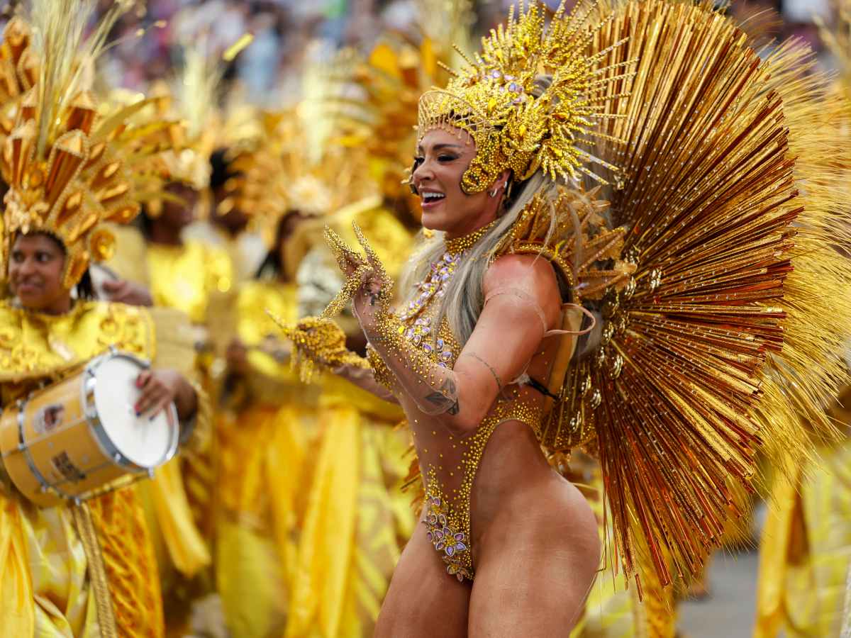 Integrantes de Barroca Zona Sul desfilan en el sambódromo de Anhembí durante el primer día del Grupo Especial en São Paulo.