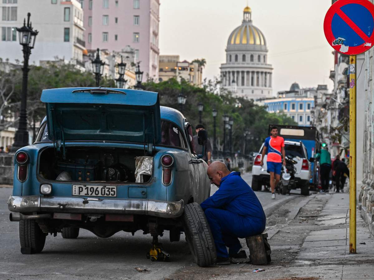 Un hombre repara su automóvil en La Habana el 21 de febrero de 2026. Cuba denunció que el bloqueo petrolero de EE. UU. busca provocar una “catástrofe humanitaria”, según su canciller.