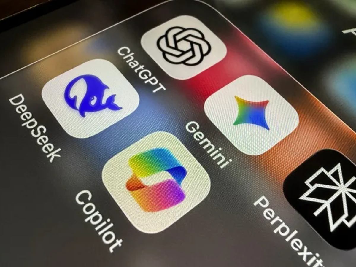 Iconos de aplicaciones de inteligencia artificial en la pantalla de un teléfono móvil.
