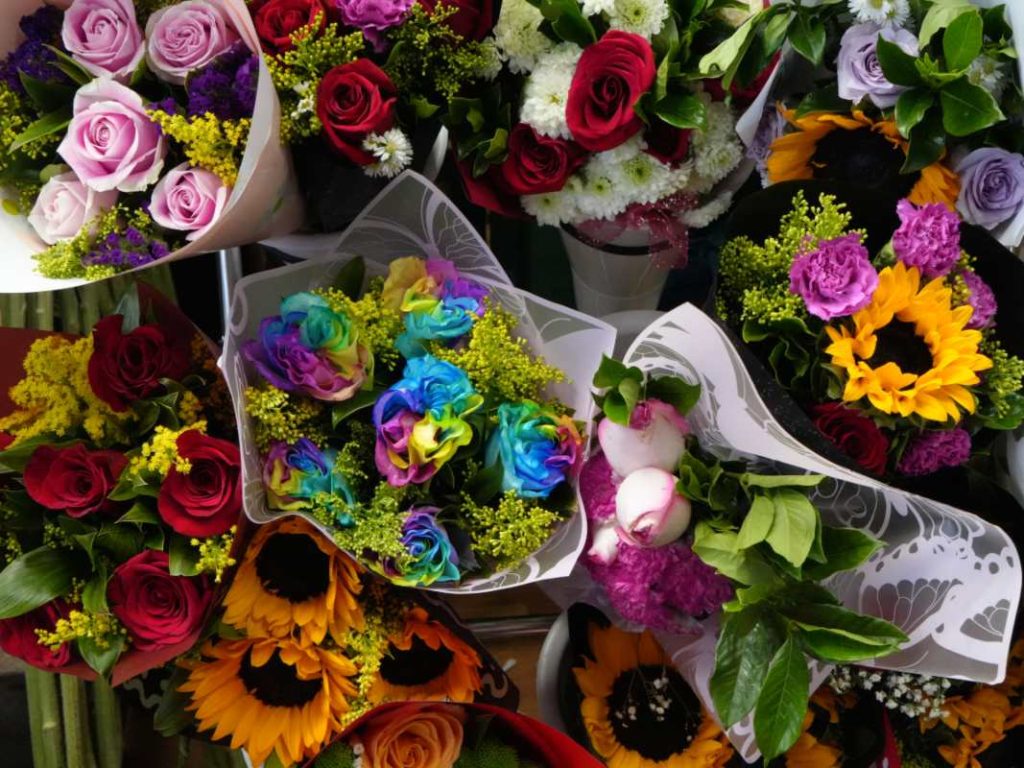 Arreglos florales de distintos tamaños y estilos se ofrecen para todos los presupuestos.